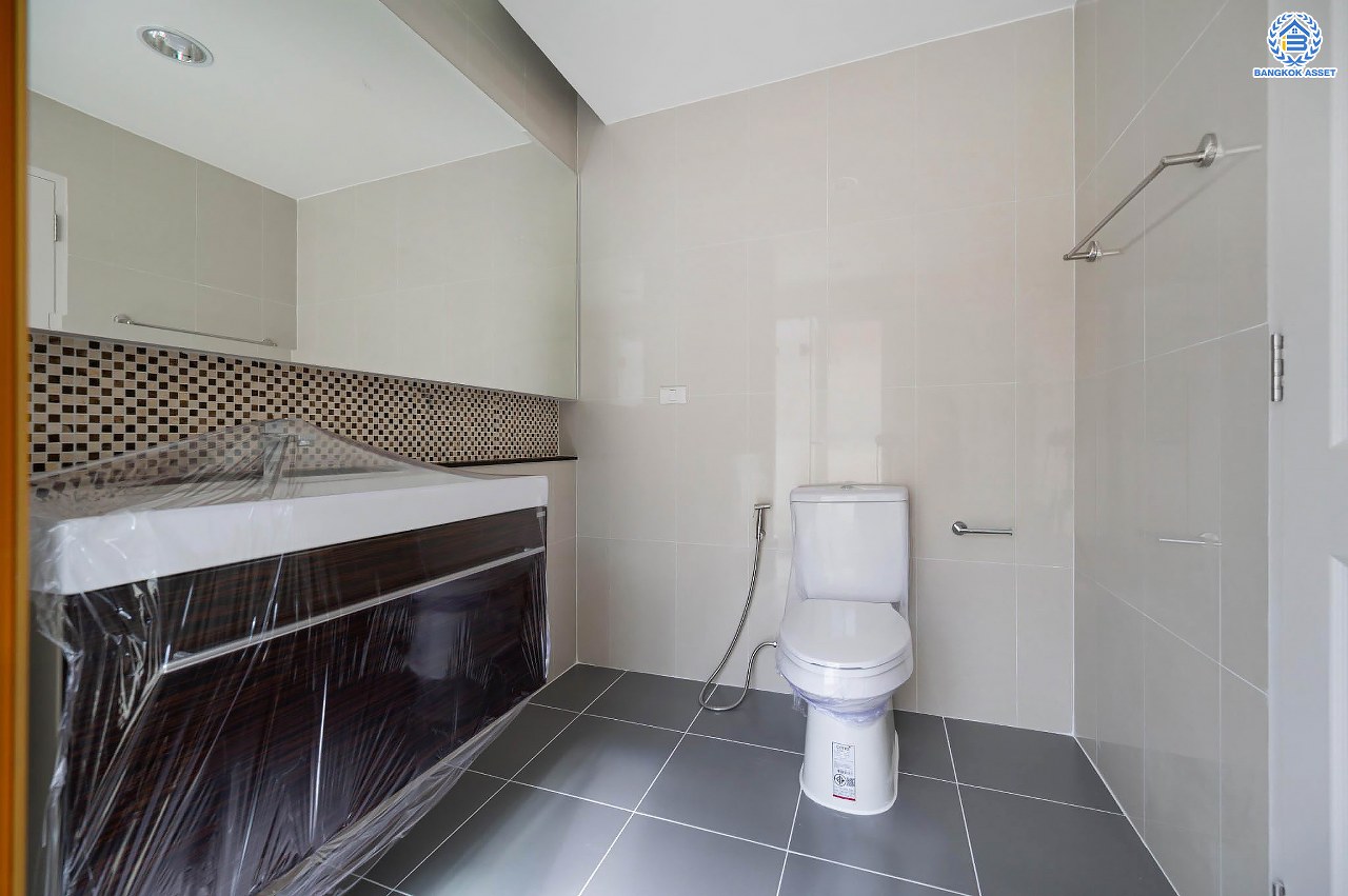 บ้านมือสองตกแต่งใหม่ โครงการ เดอะซิตี้2 พระราม5-ราชพฤกษ์ เนื้อที่ 62.5 ตร.ว. ดีไซน์ตอบทุกไลฟ์สไตล์ ฟังก์ชัน 3 ห้องนอน 3 ห้องน้ำ จอดรถได้ 2 คัน บนทำเลติดถนนใหญ่ เชื่อมต่อทุกเส้นทาง ใกล้จุดขึ้นทางด่วน "ศรีรัช" รายล้อมด้วยสิ่งอำนวยความสะดวกมากมาย